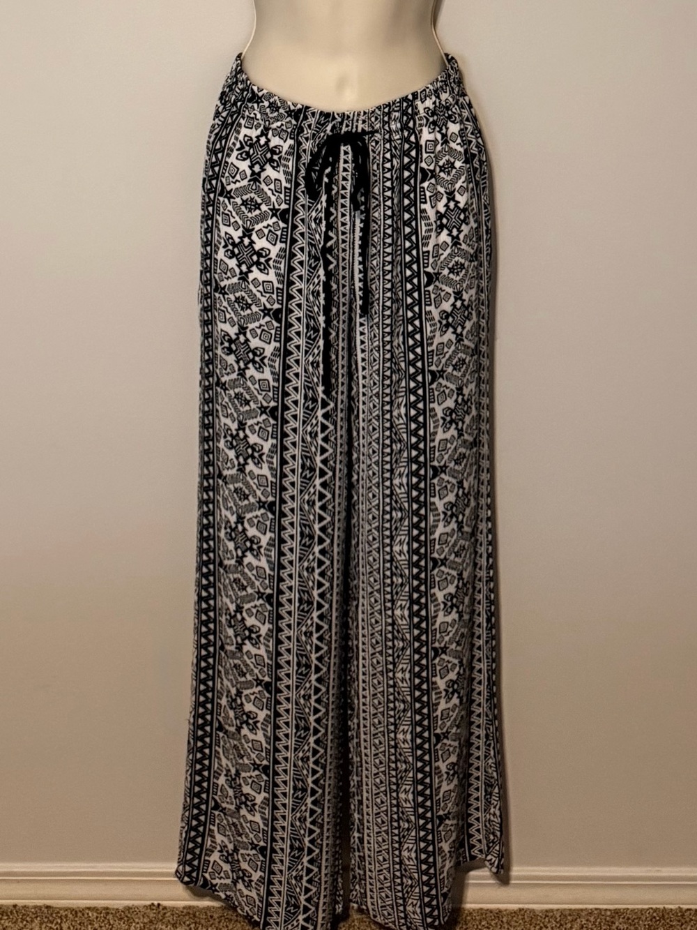 Black & White Printed Pants with Drawstring Waist - Women’s Sz M